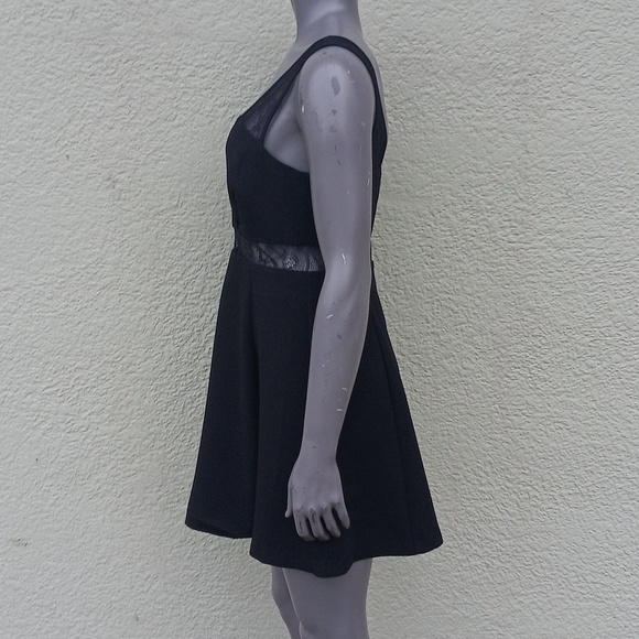 BCBGENERATION LADIES BLACK SLEEVELESS V NECK MINI SKIRT W/ LACED TRIM (VIETNAM) - Picture 6 of 17